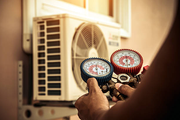 Professional Hvac technician working in Englewood, FL